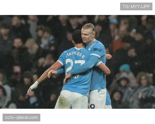 特写瞬间：德布劳内精准长传打穿越位线，哈兰德单刀破门后指天庆祝